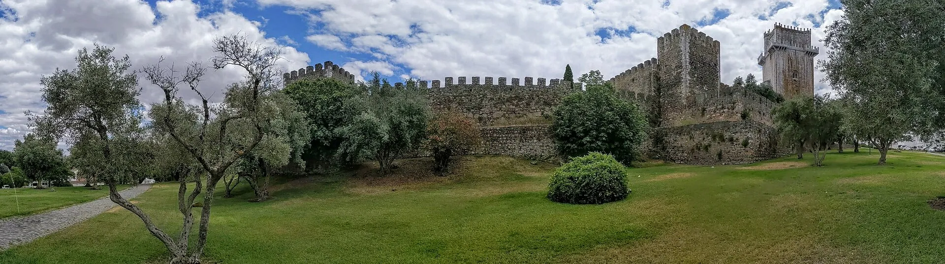 Castelo de Beja visto do jardim