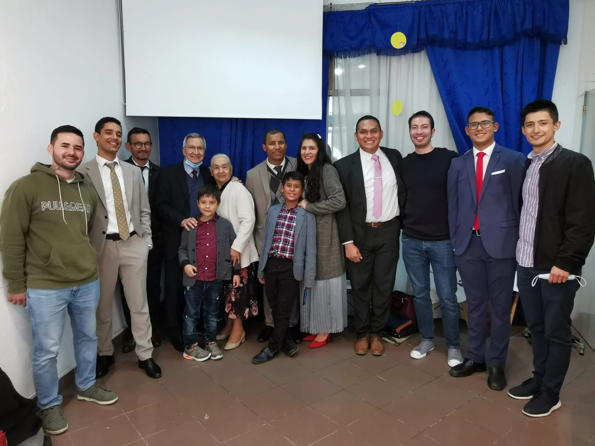 Membros da IPNJ Portugal reunidos e a sorrir durante um culto