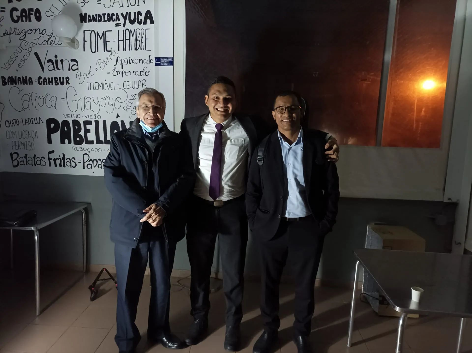 Membros da IPNJ Portugal reunidos e a sorrir durante um culto