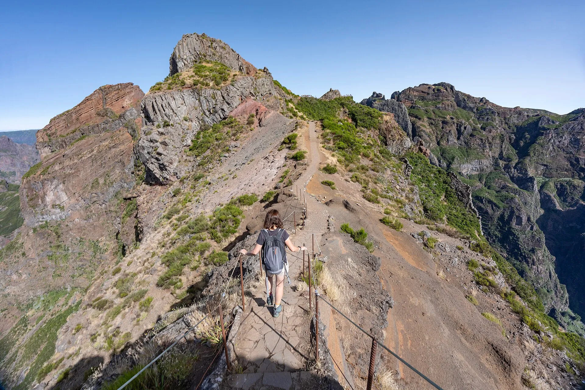 Vereda do Areeiro, entre picos, na ilha da Madeira