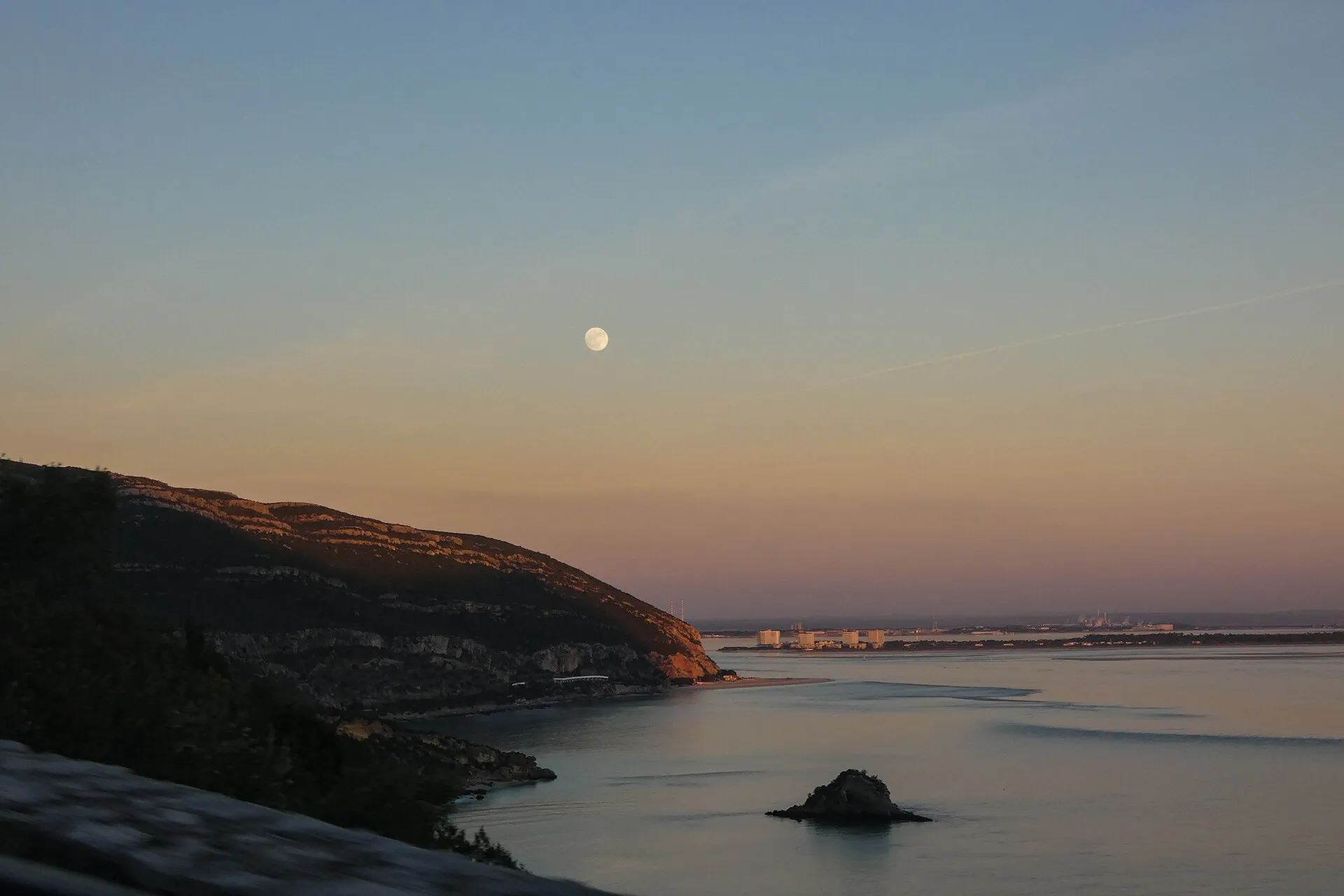 Serra da Arrábida e o mar, à hora dourada